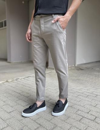 Ανδρικό υφασμάτινοπαντελόνι. Διαθέτει τσέπες κλείνει με κουμπί και φερμουάρ. Στενό στο τελείωμά του με ρεβέρ.  Κανονική εφαρμογή Διακοσμητική αλυσίδα Σύνθεση: 64% cot. 34% pol. 2% span Το μοντέλο έχει ύψος 1,85 και 75 κιλά. Φοράει S 