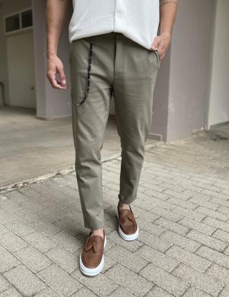 Ανδρικό υφασμάτινοπαντελόνι.Διαθέτει τσέπες κλείνει με κουμπί και φερμουάρ.Στενό στο τελείωμά του με ρεβέρ.  Κανονική εφαρμογή Διακοσμητική αλυσίδα Σύνθεση: 64% cot. 34% pol. 2% span Το μοντέλο έχει ύψος 1,83 και 80 κιλά.Φοράει Μ 