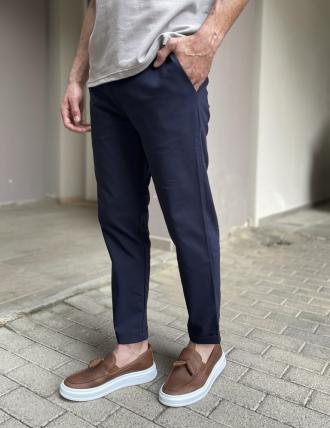 Ανδρικό υφασμάτινοπαντελόνι.Διαθέτει τσέπες κλείνει με κουμπί και φερμουάρ.Στενό στο τελείωμά του με ρεβέρ.  Κανονική εφαρμογή Διακοσμητική αλυσίδα Σύνθεση: 64% cot. 34% pol. 2% span Το μοντέλο έχει ύψος 1,83 και 80 κιλά.Φοράει Μ 