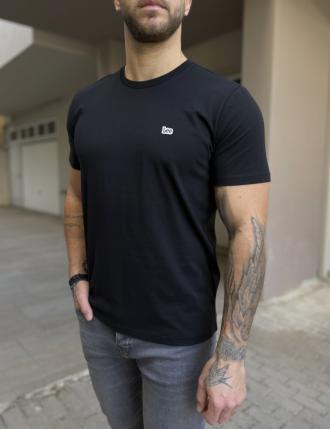 Ανδρικό T-shirt με κοντό μανίκι της εταιρίας Lee σε μαύρο χρώμα με ραμμένο λογότυπο στο στήθοςΚανονική εφαρμογήΣύνθεση: 100% βαμβάκιΤο μοντέλο έχει ύψος 1.85 και 95 κιλά. Φοράει μέγεθος L