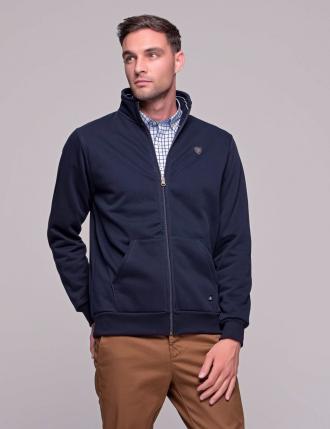 Ανδρικήζακέτα φούτερτης εταιρείαςEverbest. Διαθέτει γιακά, τσέπες και τύπωμα στο στήθος. Κλείνει με φερμουάρ.Διαθέτει λάστιχο στα τελειώματαΚανονική εφαρμογή χωρίς ελαστικότηταΣύνθεση: 65% cotton, 35% polΤο μοντέλο έχει ύψος 1.85 και 90 κιλά. Φοράει μέγεθος ΧL .