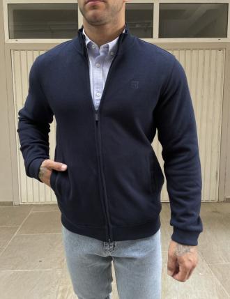 Ανδρική βαμβακερή ζακέτα.Μονόχρωμημε γιακά και φερμουάρ και διακριτικό κέντημα στο στήθος . Διαθέτει λάστιχο στα τελειώματα της.Κανονική εφαρμογή με ελαστικότητα στο ύφασμά τηςΣύνθεση: 100% cottonΤο μοντέλο έχει ύψος 1.85 και 95 κιλά. Φοράει μέγεθος XXL