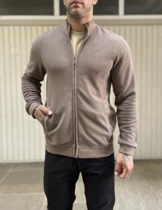 Ανδρική βαμβακερή ζακέτα.Μονόχρωμημε γιακά και φερμουάρ και διακριτικό κέντημα στο στήθος . Διαθέτει λάστιχο στα τελειώματα της.Κανονική εφαρμογή με ελαστικότητα στο ύφασμά τηςΣύνθεση: 100% cottonΤο μοντέλο έχει ύψος 1.85 και 95 κιλά. Φοράει μέγεθος XXL