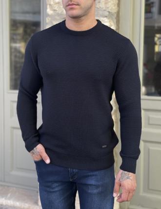 Ανδρικό πλεκτό πουλόβερΕλληνικής κατασκευήςτης εταιρείας Darious.Διαθέτει λάστιχο στα τελειώματα και η λαιμόκοψη του είναι στρογγυλή.Κανονική εφαρμογή με ελαστικότητα στο υφασμά του.Σύνθεση: 50% acr, 50% cotΤο μοντέλο έχει ύψος 1,85 είναι 95 κιλά και φοράει XL