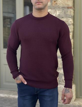 Ανδρικό πλεκτό πουλόβερΕλληνικής κατασκευήςτης εταιρείας Darious.Διαθέτει λάστιχο στα τελειώματα και η λαιμόκοψη του είναι στρογγυλή.Κανονική εφαρμογή με ελαστικότητα στο υφασμά του.Σύνθεση: 50% acr, 50% cotΤο μοντέλο έχει ύψος 1,85 είναι 95 κιλά και φοράει XL