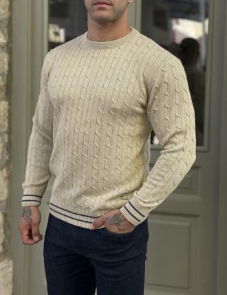 Ανδρικό πλεκτό πουλόβερΕλληνικής κατασκευήςτης εταιρείας Darious.Διαθέτει λάστιχο στα τελειώματα και η λαιμόκοψη του είναι στρογγυλή.Κανονική εφαρμογή με ελαστικότητα στο υφασμά του.Σύνθεση: 50% acr, 50% cotΤο μοντέλο έχει ύψος 1,85 είναι 95 κιλά και φοράει XL
