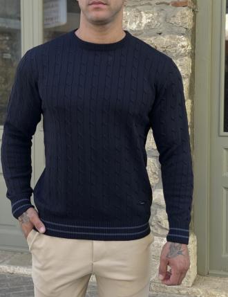 Ανδρικό πλεκτό πουλόβερΕλληνικής κατασκευήςτης εταιρείας Darious.Διαθέτει λάστιχο στα τελειώματα και η λαιμόκοψη του είναι στρογγυλή.Κανονική εφαρμογή με ελαστικότητα στο υφασμά του.Σύνθεση: 50% acr, 50% cotΤο μοντέλο έχει ύψος 1,85 είναι 95 κιλά και φοράει XL