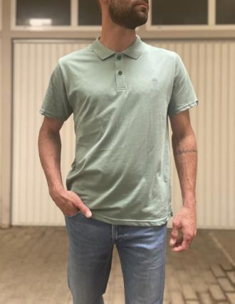 Ανδρική Polo κοντομάνικη μπλούζα. Διαθέτει γιακά και κουμπιά.Άνετη εφαρμογήΣύνθεση: 100% βαμβάκιΤο μοντέλο έχει ύψος 1.85 και βάρος 75 κιλά. Φοράει M.