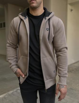 Ανδρική μονόχρωμη, βαμβακερή ζακέτα-φούτερμε κουκούλα και λάστιχο στα τελειωματά της για καλύτερη εφαρμογή. Διαθέτει μικρό διακριτικό κεντημένο λογότυπο της εταιρείαςΆνετη εφαρμογήFleece επένδυση εσωτερικάΤο υφασμά της διαθέτει μικρή ελαστικότηταΣύνθεση: 65% cotton, 35% pesΤο μοντέλο έχει ύψος 1.85 και 95 κιλά. Φοράει μέγεθος XL