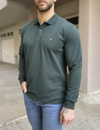 Ανδρική μακρυμάνικη μπλούζαελληνικής κατασκευής με γιακά. Διαθέτει κουμπιά, λάστιχο στα μανίκια και κέντυμα στο στήθος. Το υφασμά της είναι πικέΚανονικη προς άνετη εφαρμογήΣύνθεση: 100% pol.Προϊόν Ελληνικής κατασκευήςΤο μοντέλο έχει ύψος 1.85 και 95 κιλά. Φοράει μέγεθος L