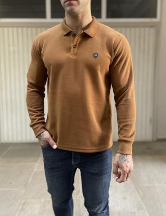 Ανδρική μακρυμάνικη μπλούζαελληνικής κατασκευής με γιακά. Διαθέτει κουμπιά, λάστιχο στα μανίκια και κέντημα στο στήθος. Το ύφασμά της είναι ριπ, πολύ μαλακό βαμβακερό.Κανονική προς άνετη εφαρμογήΣύνθεση: 65% cot 35% pol.Προϊόν Ελληνικής κατασκευήςΤο μοντέλο έχει ύψος 1,85 είναι 95 κιλά και φοράει L