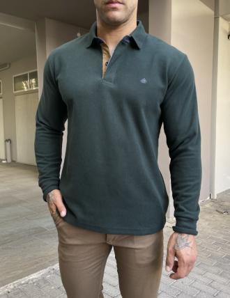 Ανδρική μακρυμάνικη μπλούζαελληνικής κατασκευής με γιακά. Διαθέτει κουμπιά, λάστιχο στα μανίκια και κέντυμα στο στήθος. Το υφασμά της είναι ριπ, πολύ μαλακό βαμβακερό.Κανονική προς άνετη εφαρμογήΣύνθεση: 65% cot 35% pol.Προϊόν Ελληνικής κατασκευήςΤο μοντέλο έχει ύψος 1,85 είναι 95 κιλά και φοράει L