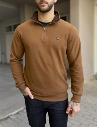 Ανδρικό πουλόβερΕλληνικής κατασκευήςτης εταιρείας Everbest. Διαθέτει λάστιχο στα τελειώματα καιγιακάμε φερμουάρΆνετη εφαρμογή με ελαστικότητα στο ύφασμά του.Σύνθεση: 65% cott. 35% pol.Το πρώτο μοντέλο έχει ύψος 1.85 και 95 κιλά. Φοράει μέγεθος LΤο δεύτερο μοντέλο έχει ύψος 1.85 και 75 κιλά. Φοράει μέγεθος M