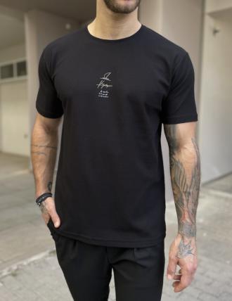 Ανδρική κοντομάνικη μπλούζα . Διαθέτει ανάγλυφο ύφασμα και διακριτικό τύπωμα στο μπροστινό μέροςΚανονική ΕφαρμογήΣτρογγυλή λαιμόκοψηΣύνθεση: 100% cott.Το μοντέλο έχει ύψος 1.85 και 95 κιλά. Φοράει μέγεθος L