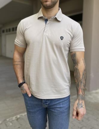 Ανδρική Polo κοντομάνικη μπλούζαπικέ. Διαθέτει λάστιχο στα μανίκια, γιακά και κουμπιά.Άνετη εφαρμογήΣύνθεση: 100% βαμβάκιΤο μοντέλο έχει ύψος 1.85 και 95 κιλά. Φοράει μέγεθος L