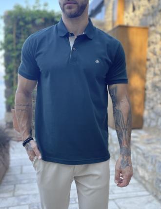 Ανδρική Polo κοντομάνικη μπλούζαπικέ. Διαθέτει λάστιχο στα μανίκια, γιακά και κουμπιά. Έχει διακριτικό κέντημα με το λογότυπο της εταιρείας στο στήθος.Άνετη εφαρμογήΣύνθεση: 100% βαμβάκιΤο μοντέλο έχει ύψος 1.85 και 95 κιλά. Φοράει μέγεθος L