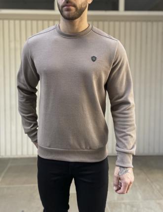 Ανδρική μακρυμάνικη μπλούζαελληνικής κατασκευής. Διαθέτει λάστιχο στα μανίκια. Το υφασμά της είναι ριπ, πολύ μαλακό βαμβακερό.Κανονική προς άνετη εφαρμογήΣύνθεση: 65% cot 35% el.Προϊόν Ελληνικής κατασκευήςΤο μοντέλο έχει ύψος 1.85 και 95 κιλά. Φοράει μέγεθος L