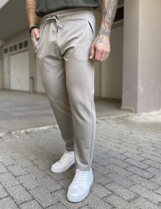 Ανδρική αθλητική φόρμαμε τσέπες που κλείνουν με φερμουάρ. Διαθέτει λάστιχο στο πάνω μέρος .Κανονική εφαρμογήΔιαθέτει ελαστικότηταΤο μοντέλο έχει ύψος 1.85 και 95 κιλά. Φοράει μέγεθος XL