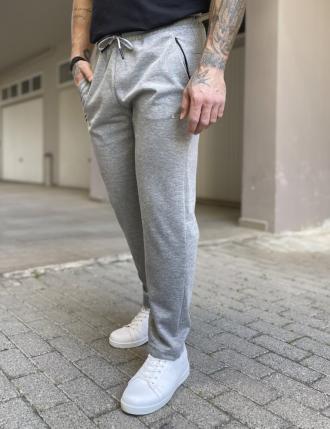 Ανδρική αθλητική φόρμαμε τσέπες που κλείνουν με φερμουάρ. Διαθέτει λάστιχο στο πάνω μέρος .Κανονική εφαρμογήΔιαθέτει ελαστικότηταΤο μοντέλο έχει ύψος 1.85 και 95 κιλά. Φοράει μέγεθος XL