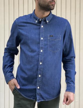 Ανδρικό jean πουκάμισο της εταιρίας Lee σε μπλε χρώμα με μακρύ μανίκι.Κανονική ΓραμμήΣύνθεση: 100% ΒαμβάκιΤο μοντέλο της εξωτερικής φωτογράφισης έχει ύψος 1.80 και 75 κιλά. Φοράει μέγεθος M