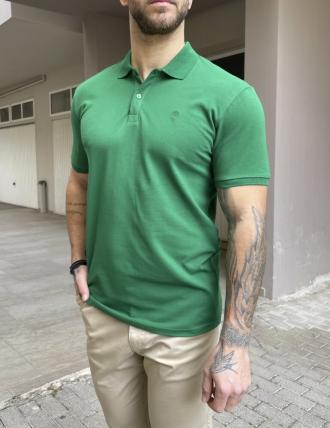 Ανδρικό βαμβακερό, κοντομάνικο Poloμε στρογγυλό λογότυπο της εταιρείας στο στήθος. Είναιμονόχρωμοκαι το υφασμά του διαθέτει αρκετήελαστικότηταΣτενή η εφαρμογή τουΣύνθεση: 100% cottonΤο μοντέλο έχει ύψος 1.85 και 95 κιλά. Φοράει μέγεθος XL