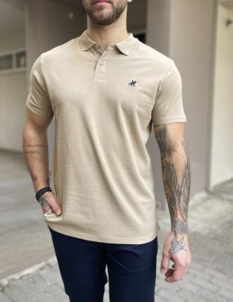 US Grand Polo Ανδρικήπόλοκοντομάνικημπλούζαπικέ. Διαθέτει κουμπιά στον γιακά. Έχει μικρό διακριτικό κέντημα στο στήθος με το λογότυπο.Κανονική εφαρμογή με λίγη ελαστικότηταΣύνθεση: 100% βαμβάκιΤο μοντέλο έχει ύψος 1.85 και 95 κιλά. Φοράει μέγεθος XL