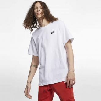 Το T-Shirt Nike Sportswear Club είναι φτιαγμένο από καθημερινό βαμβακερό ύφασμα και διαθέτει κλασική γραμμή που προσφέρει μια γνώριμη αίσθηση από την πρώτη στιγμή της εφαρμογής. Το κεντημένο λογότυπο Futura στο στήθος προσφέρει χαρακτηριστικό στιλ Nike.          Πληροφορίες • Σύνθεση: 100% βαμβάκι • Κανονική εφαρμογή για χαλαρή, άνετη αίσθηση • Λαιμόκοψη ριμπ • Κλασική σχεδίαση για χαλαρή εφαρμογή στο σώμα και στους γοφούς • Καθημερινό βαμβακερό ύφασμα με απαλή και ανάλαφρη αίσθηση            Extra Λεπτομέρειες • Kεντητό λογότυπο Nike • Χρώμα: Λευκό      Φροντίδα • Πλύσιμο στο πλυντήριο  