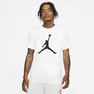 Look Με Την Υπογραφή του Jordan Ο θρυλικός μπασκετμπολίστας υπογράφει εκείνο το μπλουζάκι που θα λατρέψεις για τις εμφανίσεις σου τόσο εντός όσο και εκτός του παρκέ. Το Jordan Jumpman t-shirt είναι η ιδανική επιλογή για την βόλτα συνδυάζοντάς το με το denim σου! Είναι κατασκευασμένο από βαμβακερό ύφασμα με απαλή υφή, για άνεση καθ’ όλη την διάρκεια της ημέρας.   Τα Χαρακτηριστικά του • Σύνθεση: 100% βαμβάκι  • Απαλή αίσθηση • Στρογγυλή λαιμόκοψη   Extra Πληροφορίες • Jordan τύπωμα στο μπροστινό μέρος • Πλύσιμο στο πλυντήριο    
