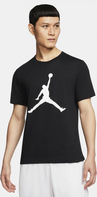 Look Με Την Υπογραφή του Jordan Ο θρυλικός μπασκετμπολίστας υπογράφει εκείνο το μπλουζάκι που θα λατρέψεις για τις εμφανίσεις σου τόσο εντός όσο και εκτός του παρκέ. Το Jordan Jumpman t-shirt είναι η ιδανική επιλογή για την βόλτα συνδυάζοντάς το με το denim σου! Είναι κατασκευασμένο από βαμβακερό ύφασμα με απαλή υφή, για άνεση καθ’ όλη την διάρκεια της ημέρας.   Τα Χαρακτηριστικά του • Σύνθεση: 100% βαμβάκι  • Απαλή αίσθηση • Στρογγυλή λαιμόκοψη   Extra Πληροφορίες • Jordan τύπωμα στο μπροστινό μέρος • Πλύσιμο στο πλυντήριο  