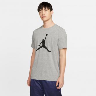 Look Με Την Υπογραφή του Jordan Ο θρυλικός μπασκετμπολίστας υπογράφει εκείνο το μπλουζάκι που θα λατρέψεις για τις εμφανίσεις σου τόσο εντός όσο και εκτός του παρκέ. Το Jordan Jumpman t-shirt είναι η ιδανική επιλογή για την βόλτα συνδυάζοντάς το με το denim σου! Είναι κατασκευασμένο από βαμβακερό ύφασμα με απαλή υφή, για άνεση καθ’ όλη την διάρκεια της ημέρας.   Τα Χαρακτηριστικά του • Σύνθεση: 100% βαμβάκι  • Κανονική Εφαρμογή • Απαλή αίσθηση • Στρογγυλή λαιμόκοψη   Extra Πληροφορίες • Jordan τύπωμα στο μπροστινό μέρος • Πλύσιμο στο πλυντήριο  
