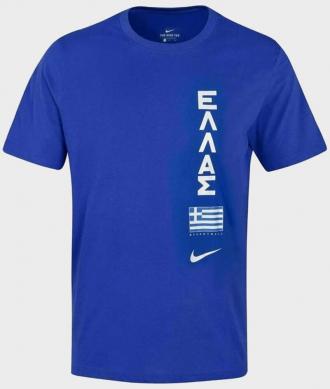 Αυτό το μπασκετικό t-shirt της Εθνικής Ελλάδας είναι κατασκευασμένο από ελαφρύ πλεκτό ύφασμα για διαπνοή, με τεχνολογία Dri-Fit που απομακρύνει τον ιδρώτα απο το δέρμα σου για στεγνή και ανάλαφρη αίσθηση.  Πληροφορίες • Σύνθεση: 57% βαμβάκι / 43% πολυεστέρας • Κανονική εφαρμογή • Τεχνολογία Dri-FIT για ανάλαφρη και στεγνή αίσθηση  • Πλεκτό ύφασμα και απαλό για απόλυτη διαπνοή • Προσφέρει απόλυτη ελευθερία κινήσεων Extra Λεπτομέρειες • Τύπωμα Ελλάς με Swoosh • Χρώμα: Μπλε / Άσπρο