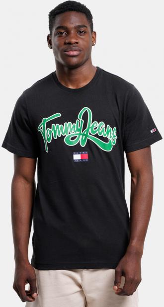 Αυτό το κλασσικό College T-Shirt από την Tommy Jeans είναι ιδανικό για καθημερινή βόλτα, στη σχολή, τη δουλειά και τις εκδρομές! Μπορείς να το συνδυάσεις με την αγαπημένη σου Τζιν βερμούδα. Πληροφορίες • Σύνθεση: 100% βαμβάκι  • Κανονική εφαρμογή • Κοντά μανίκια Extra Λεπτομέρειες • Tommy Jeans Branding • Χρώμα: Μαύρο