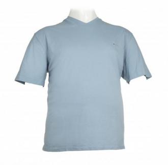 T-shirt μονόχρωμο ve από βαμβακερό μακό με ένα διακριτικό κέντημα.Ένα μπλουζάκι ιδανικό για τους περισσότερους μήνες.Όταν ο υδράργυρος προσπαθεί να φτάσει ή φτάνει στο κόκκινο και κάθε άλλος τύπος υφάσματος γίνεται αφόρητος κάτω από τον ελληνικό ήλιο ,το βαμβακερό ρούχο γίνετε μια απαράβατη αναγκαιότητα σε κάθε ανδρική γκαρνταρόμπα.Κατασκευασμένο από 100% εξαιρετικής ποιότητας βαμβάκι,απαλό στην αφή και δροσερό λόγω της αγανής πλέξης του,δεν θα θες να το αποχωριστείς από πάνω σου.