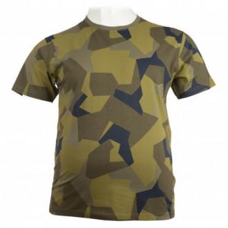 Μακό digital printed t-shirt της Γερμανικής εταιρείας Brandit.Το ρούχο είναι κατασκευασμένο από 100% υψηλής ποιότητας βαμβακερό ύφασμα,βάρους 160g/m²,διαπνέον και φιλικό προς το δέρμα. Επιπλέον εγγύηση ποιότητας του ρούχου δίνει το πιστοποιητικό καταλληλότητας STANDARD 100 της OEKO-TEX®(Εάν ένα κλωστοϋφαντουργικό προϊόν φέρει την ετικέτα STANDARD 100, μπορείτε να είστε σίγουροι ότι κάθε στοιχείο αυτού του ρούχου,δηλαδή κάθε νήμα, κουμπί και άλλα αξεσουάρ, έχει ελεγχθεί για επιβλαβείς ουσίες και ότι το προϊόν είναι επομένως ακίνδυνο για την ανθρώπινη υγεία. Το τεστ διεξάγεται από τα ανεξάρτητα συνεργαζόμενα ιδρύματα OEKO-TEX® με βάση τον εκτενή κατάλογο κριτηρίων OEKO-TEX®. Στη δοκιμή λαμβάνουν υπόψη πολλές ελεγχόμενες και μη ρυθμιζόμενες ουσίες, οι οποίες μπορεί να είναι επιβλαβείς για την ανθρώπινη υγεία).  