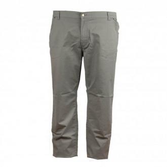 Το ελαστικό καπαρτινέ παντελόνι "Gunwale" της εταιρείας LTG κατασκευάστηκε στην Ελλάδα με γνώμονα τους ζεστούς μήνες και τις ιδιαίτερα υψηλές θερμοκρασίες που αναπτύσσονται κατά την διάρκεια τους.Το εργαστηριακά δοκιμασμένο καπαρτινέ ελαστικό ύφασμα επιλέχθηκε έχοντας σαν βάση την εξαιρετικά λεπτή ύφανση του,το πολύ μικρό συνολικό βάρος του και τους πολυποίκιλους τύπους επεξεργασίας που επιδέχεται χωρίς αυτοί να επηρεάσουν την συνοχή των ινών ή την συνολική αντοχή του υφάσματος.Ιδιαίτερα χαρακτηριστικά του παντελονιού "Gunwale" είναι η πολύ μαλακή αίσθηση στην επαφή με το δέρμα που προήλθε μετά από ειδική επεξεργασία μαλακώματος με ένζυμο σιλικόνης,η άνεση κινήσεων με την χρήση ελαστίνης  αλλά και οι ανεξίτηλες βαμβακοβαφές που επιλέχθηκαν.Με μια χρωματική παλέτα που επιτρέπει αρμονικούς κλασσικούς συνδυασμούς ,αλλά εναλλακτικά μοντέρνες χτυπητές αντιθέσεις,το παντελόνι "Gunwale" θα γίνει αναπόσπαστο κομμάτι της καλοκαιρινής σου γκαρνταρόμπας καθώς μπορείς να το φορέσεις όλες τις ώρες της ημέρας αλλά και για μια πιο μοντέρνα επίσημη εμφάνιση όποτε αυτή προκύψει.   