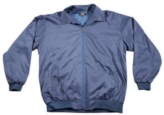 Ανοιξιάτικο μπουφάν με φόδρα και γιακά .Το jacket έχει δύο τσέπες στο μπροστά μέρος του ρούχου που κλείνουν με καπάκια και κουμπά και μία στο εσωτερικό μέρος.Άψογη εφαρμογή λόγω του λαστίχου στα μανίκια και στην μέση.