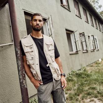 Ανοιξιάτικο γιλέκο μιλιτέρ τύπου χωρίς εσωτερική επένδυση,κατασκευασμένο από ανθεκτικό ύφασμα (80%Polyester 20% Βαμβάκι).Το ρούχο έχει : - 9 Μπροστινές τσέπες που ασφαλίζουν με Velcro,φερμουάρ ή μεταλικά τρουκ - 3 Εσωτερικές τσέπες που ασφαλίζουν με Velcro η φερμουάρ -1 Μεγάλη τσέπη στην πλάτη που ασφαλίζει με φερμουάρ - Ανθεκτικό φερμουάρ ασφαλίζει το μπροστά μέρος του ρούχου.