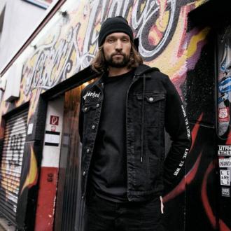 Limited edition Motörhead Cradock Denimjacket. Το ρούχο έχει:- Μεταξοτυπία στο ένα μανίκι- Μεγάλη μεταξοτυπία υψηλής ποιότητας στην πλάτη- Κεντητό Logo των Motörhead στο στήθος- Μεταλλικά κουμπιά με ανάγλυφο Warpig- Ελαστικό μαύρο denim (75% Βαμβάκι, 23% polyester, 2% elastane) στο κυρίως σώμα του ρούχου- Αφαιρούμενη φούτερ κουκούλα- Πενιέ φούτερ μανίκια (83% Βαμβάκι, 17% polyester) με ελαστικό βαμβακερό ριπ στο τελείωμα τους- Δύο τσέπες στο στήθος που κλείνουν με Warpig μεταλλικά κουμπιά- Δύο τσέπες στο πλάι- Δύο εσωτερικές τσέπες