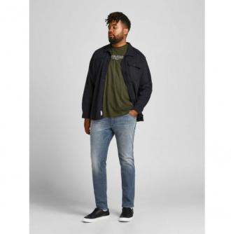 Ελαστικό τζιν παντελόνι Jack %26 Jones μεσαίου καβάλου fit . Ένα μαλακό και εύχρηστο ρούχο που θα προτιμήσουν οι λάτρεις των denim παντελονιών.Η χρήση βαμβακολύκρας στο νήμα του υφάσματος εγγυάται την άριστη συμπεριφορά του στην επαφή με το δέρμα,την αντοχή στον αποχρωματισμό αλλά και την ευκολία στις κινήσεις. Μπορεί ίσως να μην το γνωρίζεις αλλά η ντουλάπα σου σίγουρα περιέχει ένα ρούχο που ποτέ δεν βγήκε εκτός μόδας από το 1850,οπότε και δημιουργήθηκε.Μιλάμε φυσικά για το κλασικό σταθερό τζιν παντελόνι αλλά και για όλες τις διαφορετικές μετέπειτα εφαρμογές του βαμβακερού τζιν υφάσματος,σε μια ευρεία γκάμα ρούχων.Η εξαιρετική αντοχή στις καταχρήσεις(ακόμα και σε ακραίες συνθήκες) ήταν ο πρωταρχικός λόγος της προτίμησης που έδειξε ο κόσμος σε αυτό,αλλά οι διαφορετικοί πειραματισμοί στις προσμίξεις των νημάτων και οι πολλές επεξεργασίες που επιδεχόταν σαν ύφασμα,καθιέρωσαν το denim ύφασμα στην θέση που βρίσκετε πλέον.