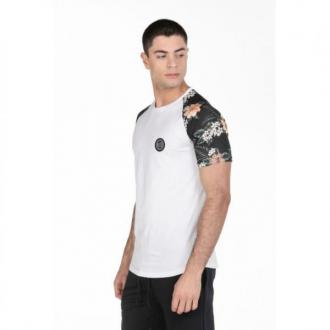 T-shirt από βαμβακερό pennie ύφασμα, με patch και digital printed raglan μανίκια.Ένα μπλουζάκι ιδανικό για τους περισσότερους μήνες.Όταν ο υδράργυρος προσπαθεί να φτάσει ή φτάνει στο κόκκινο και κάθε άλλος τύπος υφάσματος γίνετε αφόρητος κάτω από τον ελληνικό ήλιο ,το βαμβακερό ρούχο γίνετε μια απαράβατη αναγκαιότητα σε κάθε ανδρική γκαρνταρόμπα.Κατασκευασμένο από 100% εξαιρετικής ποιότητας βαμβάκι,απαλό στην αφή και δροσερό λόγω της αγανής πλέξης του,δεν θα θες να το αποχωριστείς από πάνω σου.Μπορείς να το συνδυάσεις πολύ εύκολα με κάποιο από τα τζιν παντελόνια σου είτε με οποιαδήποτε από τις βερμούδες σου και να εντυπωσιάσεις παίζοντας με τις διχρωμίες ή την χρωματική αντίθεση που θα επιλέξεις.