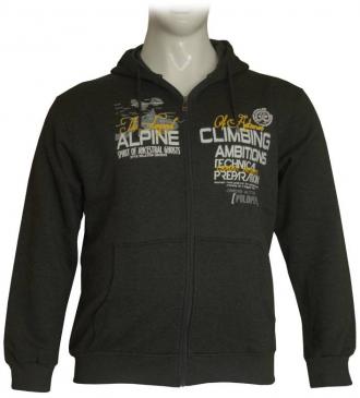 Casual ζακέτα με κουκούλα και plastisol στάμπα.Κατασκευασμένη από 100% βαμβακερό τρίκλωνο φούτερ ύφασμα αυτή η ζακέτα υπόσχεται ότι δεν θα σε απογοητεύσει ακόμα και τους πιο κρύους μήνες του χειμώνα,φροντίζοντας να σε κρατάει ζεστό και ταυτόχρονα ευπαρουσίαστο.Μαλακό βαμβακερό ελαστικό ριπ αγκαλιάζει τους καρπούς των χεριών και την μέση ενώ η στάμπα απογειώνει στιλιστικά και οπτικά το σύνολο του συγκεκριμένου ρούχου.Συνδύασε την ιδανικά με το αγαπημένο σου πεντάτσεπο ή denim παντελόνι και διάλεξε πια μπλούζα θες να αναδείξεις φορώντας την μέσα από την ανοιχτή ζακέτα σου. Το τρίκλωνο βαμβακερό ύφασμα κατέχει την πρώτη θέση στην σειρά κατάταξης των βαμβακερών casual υφασμάτων και ιδιαίτερα στον τομέα των φούτερ υφασμάτων.Χαρακτηρίζεται από το στρωτό και μαλακό στην αφή φινίρισμα του αλλά και από την αντοχή στον αποχρωματισμό και το γάριασμα.Το χνουδωτό και μαλακό εσωτερικό του,δίνει μια ξεχωριστή αίσθηση θαλπωρής τους κρύους μήνες του χρόνου,καθιστώντας το ένα από τα πιο αγαπημένα υφάσματα στο κοινό. Η casual ζακέτα κατέχει εδώ και χρόνια μια ξεχωριστή θέση μέσα στην ανδρική γκαρνταρόμπα ενώ έχει γίνει ένα αναπόσπαστο αξεσουάρ της καθημερινής εμφάνισης ,τους πιο δροσερούς και κρύους μήνες του χρόνου.Προετοιμάζοντας λοιπόν την φθινοπωρινή-χειμερινή collection δημιουργήσαμε αλλά και επιλέξαμε από την ελληνική αγορά μια μεγάλη γκάμα ζακετών ώστε να ικανοποιήσουμε και τον πιο απαιτητικό μας πελάτη.Επέλεξε αυτή που σου αρέσει έχοντας μόνο στο μυαλό σου τους πιθανούς συνδυασμούς που μπορείς να κάνεις με τα casual παντελόνια της γκαρνταρόμπας σου και άσε εμάς να εγγυηθούμε για την άριστη ραφή,εφαρμογή και ποιότητα σύνθεσης της επιλογής σου.