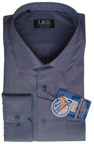 Μονόχρωμο μακρυμάνικο Oxford πουκάμισο της Leo Collection.Το πουκάμισο έχει μια τσέπη στο ύψος του στήθους και γιακά τύπου Rex.Το ρούχο είναι εξ ολοκλήρου ραμμένο με πλακοραφή γαλλικού τύπου που ενισχύει την αντοχή στις πιέσεις και τις πολλαπλές πλύσεις ενώ δίνει ένα κομψό οπτικά τελικό αποτέλεσμα,τόσο στο εσωτερικό όσο και στο εξωτερικό του ρούχου. Τα πουκάμισα Oxford ενδεικνύονται για κάθε βραδινή ή επίσημη εμφάνιση σου,χωρίς να είναι απαγορευτικά στους συνδυασμούς με πιο casual chino και πεντάτσεπα καπαρτινέ παντελόνια.Συνδυάζονται ιδανικά με τα αγαπημένα formal παντελόνια που έχεις στην γκαρνταρόμπα σου,ανάλογα την περίσταση αλλά και το κύρος που θέλεις να προσδώσεις στην εκάστοτε εμφάνιση σου.Ταίριαξε τα με το αγαπημένο μάλλινο ημίπαλτο σου ή με το σακάκι της αρεσκείας σου ενώ ο συνδυασμός ενός επίσημου γιλέκου με το πουκάμισο φορεμένο μέσα από το παντελόνι,υπόσχεται να απογειώσει στιλιστικά την εμφάνιση σου.