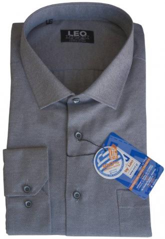 Μονόχρωμο μακρυμάνικο Oxford πουκάμισο της Leo Collection.Το πουκάμισο έχει μια τσέπη στο ύψος του στήθους και γιακά τύπου Rex.Το ρούχο είναι εξ ολοκλήρου ραμμένο με πλακοραφή γαλλικού τύπου που ενισχύει την αντοχή στις πιέσεις και τις πολλαπλές πλύσεις ενώ δίνει ένα κομψό οπτικά τελικό αποτέλεσμα,τόσο στο εσωτερικό όσο και στο εξωτερικό του ρούχου. Τα πουκάμισα Oxford ενδεικνύονται για κάθε βραδινή ή επίσημη εμφάνιση σου,χωρίς να είναι απαγορευτικά στους συνδυασμούς με πιο casual chino και πεντάτσεπα καπαρτινέ παντελόνια.Συνδυάζονται ιδανικά με τα αγαπημένα formal παντελόνια που έχεις στην γκαρνταρόμπα σου,ανάλογα την περίσταση αλλά και το κύρος που θέλεις να προσδώσεις στην εκάστοτε εμφάνιση σου.Ταίριαξε τα με το αγαπημένο μάλλινο ημίπαλτο σου ή με το σακάκι της αρεσκείας σου ενώ ο συνδυασμός ενός επίσημου γιλέκου με το πουκάμισο φορεμένο μέσα από το παντελόνι,υπόσχεται να απογειώσει στιλιστικά την εμφάνιση σου.