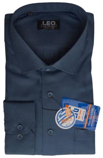 Μονόχρωμο μακρυμάνικο Oxford πουκάμισο της Leo Collection.Το πουκάμισο έχει μια τσέπη στο ύψος του στήθους και γιακά τύπου Rex.Το ρούχο είναι εξ ολοκλήρου ραμμένο με πλακοραφή γαλλικού τύπου που ενισχύει την αντοχή στις πιέσεις και τις πολλαπλές πλύσεις ενώ δίνει ένα κομψό οπτικά τελικό αποτέλεσμα,τόσο στο εσωτερικό όσο και στο εξωτερικό του ρούχου. Τα πουκάμισα Oxford ενδεικνύονται για κάθε βραδινή ή επίσημη εμφάνιση σου,χωρίς να είναι απαγορευτικά στους συνδυασμούς με πιο casual chino και πεντάτσεπα καπαρτινέ παντελόνια.Συνδυάζονται ιδανικά με τα αγαπημένα formal παντελόνια που έχεις στην γκαρνταρόμπα σου,ανάλογα την περίσταση αλλά και το κύρος που θέλεις να προσδώσεις στην εκάστοτε εμφάνιση σου.Ταίριαξε τα με το αγαπημένο μάλλινο ημίπαλτο σου ή με το σακάκι της αρεσκείας σου ενώ ο συνδυασμός ενός επίσημου γιλέκου με το πουκάμισο φορεμένο μέσα από το παντελόνι,υπόσχεται να απογειώσει στιλιστικά την εμφάνιση σου.