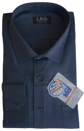 Μονόχρωμο μακρυμάνικο Petite Oxford πουκάμισο της Leo Collection.Το πουκάμισο έχει μια τσέπη στο ύψος του στήθους και γιακά τύπου Rex.Το ρούχο είναι εξ ολοκλήρου ραμμένο με πλακοραφή γαλλικού τύπου που ενισχύει την αντοχή στις πιέσεις και τις πολλαπλές πλύσεις ενώ δίνει ένα κομψό οπτικά τελικό αποτέλεσμα,τόσο στο εσωτερικό όσο και στο εξωτερικό του ρούχου. Τα πουκάμισα Oxford ενδεικνύονται για κάθε βραδινή ή επίσημη εμφάνιση σου,χωρίς να είναι απαγορευτικά στους συνδυασμούς με πιο casual chino και πεντάτσεπα καπαρτινέ παντελόνια.Συνδυάζονται ιδανικά με τα αγαπημένα formal παντελόνια που έχεις στην γκαρνταρόμπα σου,ανάλογα την περίσταση αλλά και το κύρος που θέλεις να προσδώσεις στην εκάστοτε εμφάνιση σου.Ταίριαξε τα με το αγαπημένο μάλλινο ημίπαλτο σου ή με το σακάκι της αρεσκείας σου ενώ ο συνδυασμός ενός επίσημου γιλέκου με το πουκάμισο φορεμένο μέσα από το παντελόνι,υπόσχεται να απογειώσει στιλιστικά την εμφάνιση σου.