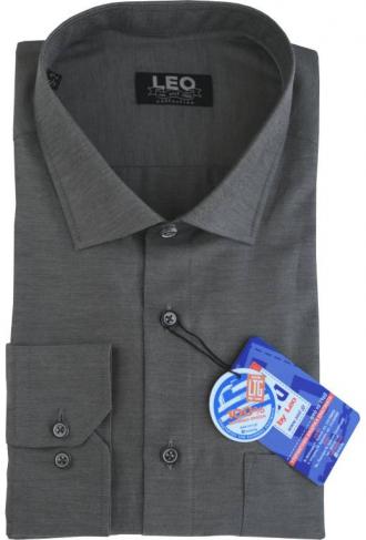 Μονόχρωμο μακρυμάνικο Petite Oxford πουκάμισο της Leo Collection.Το πουκάμισο έχει μια τσέπη στο ύψος του στήθους και γιακά τύπου Rex.Το ρούχο είναι εξ ολοκλήρου ραμμένο με πλακοραφή γαλλικού τύπου που ενισχύει την αντοχή στις πιέσεις και τις πολλαπλές πλύσεις ενώ δίνει ένα κομψό οπτικά τελικό αποτέλεσμα,τόσο στο εσωτερικό όσο και στο εξωτερικό του ρούχου. Τα πουκάμισα Oxford ενδεικνύονται για κάθε βραδινή ή επίσημη εμφάνιση σου,χωρίς να είναι απαγορευτικά στους συνδυασμούς με πιο casual chino και πεντάτσεπα καπαρτινέ παντελόνια.Συνδυάζονται ιδανικά με τα αγαπημένα formal παντελόνια που έχεις στην γκαρνταρόμπα σου,ανάλογα την περίσταση αλλά και το κύρος που θέλεις να προσδώσεις στην εκάστοτε εμφάνιση σου.Ταίριαξε τα με το αγαπημένο μάλλινο ημίπαλτο σου ή με το σακάκι της αρεσκείας σου ενώ ο συνδυασμός ενός επίσημου γιλέκου με το πουκάμισο φορεμένο μέσα από το παντελόνι,υπόσχεται να απογειώσει στιλιστικά την εμφάνιση σου.