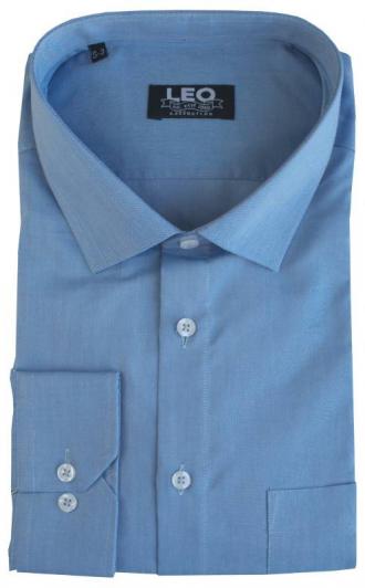 Μονόχρωμο μακρυμάνικο Petite Oxford πουκάμισο της Leo Collection.Το πουκάμισο έχει μια τσέπη στο ύψος του στήθους και γιακά τύπου Rex.Το ρούχο είναι εξ ολοκλήρου ραμμένο με πλακοραφή γαλλικού τύπου που ενισχύει την αντοχή στις πιέσεις και τις πολλαπλές πλύσεις ενώ δίνει ένα κομψό οπτικά τελικό αποτέλεσμα,τόσο στο εσωτερικό όσο και στο εξωτερικό του ρούχου. Τα πουκάμισα Oxford ενδεικνύονται για κάθε βραδινή ή επίσημη εμφάνιση σου,χωρίς να είναι απαγορευτικά στους συνδυασμούς με πιο casual chino και πεντάτσεπα καπαρτινέ παντελόνια.Συνδυάζονται ιδανικά με τα αγαπημένα formal παντελόνια που έχεις στην γκαρνταρόμπα σου,ανάλογα την περίσταση αλλά και το κύρος που θέλεις να προσδώσεις στην εκάστοτε εμφάνιση σου.Ταίριαξε τα με το αγαπημένο μάλλινο ημίπαλτο σου ή με το σακάκι της αρεσκείας σου ενώ ο συνδυασμός ενός επίσημου γιλέκου με το πουκάμισο φορεμένο μέσα από το παντελόνι,υπόσχεται να απογειώσει στιλιστικά την εμφάνιση σου.