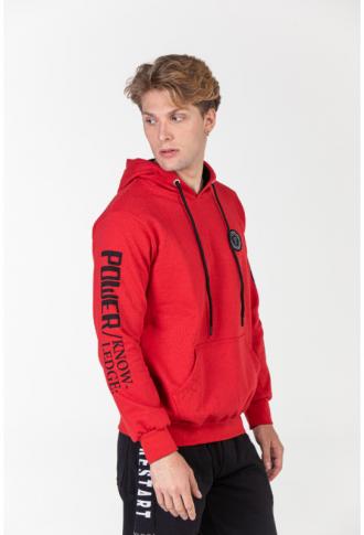 Ένα φούτερ hoodie εξαιρετικής πλέξης και νηματοβαφής που σαν ιδιαίτερο χαρακτηριστικό του έχει πέρα από το patch και την μεταξοτυπία στο μανίκι, την άνεση κινήσεων λόγω της ελαστικότητας του και της απαλής του αίσθησης στην επαφή με το δέρμα.Είναι κατασκευασμένο στην Ελλάδα από 100% βαμβακερές δίκλωνες ίνες και έχει υποστεί υποαλλεργικό και αντιβακτηριδιακό έλεγχο. Το βάρος του υφάσματος καθώς και ο τρόπος πλέξης του εγγυάται την αντοχή στις κρύες θερμοκρασίες του χειμώνα ενώ το ρούχο διαθέτει δυο μπροστινές τσέπες,λάστιχο στα μανίκια και το τελείωμα της μπλούζας,επένδυση από επιπλέον φιλέτο βαμβακερού υφάσματος στην κουκούλα καθώς και κορδόνι σύσφιξης για μεγαλύτερη προστασία από το κρύο.   Με ένα πολύ μεγάλο εύρος συνδυασμών που καλύπτει από παντελόνια φόρμας μέχρι τζιν, καπαρτινέ παντελόνια και παντελόνια τύπου τσίνος, τα φούτερ τύπου hoodie αποτελούν αναπόσπαστο κομμάτι κάθε χειμερινής γκαρνταρόμπας για ένα χαλαρό και άνετο look. 