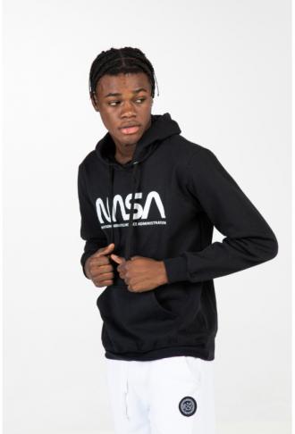 Το "NASA" είναι ένα φούτερ hoodie εξαιρετικής πλέξης και νηματοβαφής που σαν ιδιαίτερο χαρακτηριστικό του πέρα της ιδιαίτερης μεταξοτυπίας του έχει την άνεση κινήσεων λόγω της ελαστικότητας του και της απαλής του αίσθησης στην επαφή με το δέρμα.Είναι κατασκευασμένο στην Ελλάδα από 100% βαμβακερές δίκλωνες ίνες και έχει υποστεί υποαλλεργικό και αντιβακτηριδιακό έλεγχο. Το βάρος του υφάσματος καθώς και ο τρόπος πλέξης του εγγυάται την αντοχή στις κρύες θερμοκρασίες του χειμώνα ενώ το ρούχο διαθέτει τσέπη μάρσιπο,λάστιχο στα μανίκια και το τελείωμα της μπλούζας,επένδυση από επιπλέον φιλέτο βαμβακερού υφάσματος στην κουκούλα καθώς και κορδόνι σύσφιξης για μεγαλύτερη προστασία από το κρύο.   Με ένα πολύ μεγάλο εύρος συνδυασμών που καλύπτει από παντελόνια φόρμας μέχρι τζιν, καπαρτινέ παντελόνια και παντελόνια τύπου τσίνος, τα φούτερ τύπου hoodie αποτελούν αναπόσπαστο κομμάτι κάθε χειμερινής γκαρνταρόμπας για ένα χαλαρό και άνετο look. 