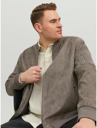 Ανοιξιάτικο μπουφάν Suede Feel Rocky της Jack%26Jones.Το ρούχο έχει μια εσωτερική τσέπη, δύο πλαϊνές τσέπες καθώς και τσέπη στο μανίκι που κλείνουν με φερμουάρ.Το σύνολο κλείνει το ελαστικό ριπ που αγκαλιάζει την μέση και τους καρπούς των χεριών.